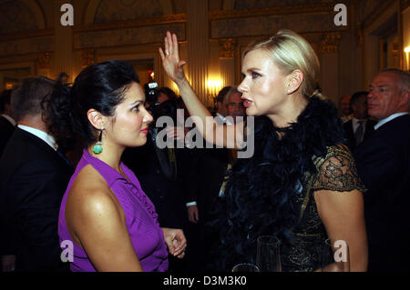 (dpa) - Russian opera singer Anna Netrebko (L) and German actress Veronica Ferres (R) talk with each other after the performance of the 'Rigoletto' opera during a reception in the Royal Hall at the Nationaltheater in Munich, Germany, 4 November 2005. Photo: Peter Kneffel Stock Photo