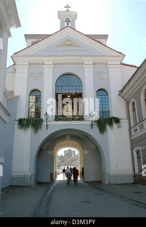 (dpa) - The picture shows the Gates of Dawn in Vilnius, the capital of Lithuania, 31 August 2005. The picture of the Mother of Mercy inside the Gates of Dawn is well known among Catholics worldwide. Photo: Helmut Heuse Stock Photo