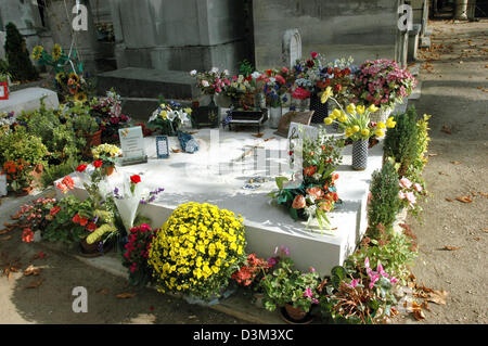 (dpa) - The picture shows the grave of French chanson singer Gilbert Becaud (Francois Gilbert Silly; born 24 October 1927 in Toulon; died 18 December 2001 in Paris) at the cemetery Pere Lachaise in Paris, France, 9 October 2005. Photo: Helmut Heuse Stock Photo