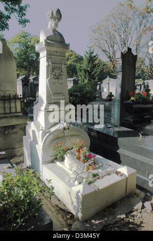 (dpa) - The photo shows the grave of German poet Heinrich Heine at the Montmartre cemetery in Paris, France, 09 October 2005. Heine was born in Duesseldorf, Germany on 13 December 1797 and died in Paris on 17 February 1856. The bust was created by Danish sculptor Louis Hasselriis. Photo: Helmut Heuse Stock Photo