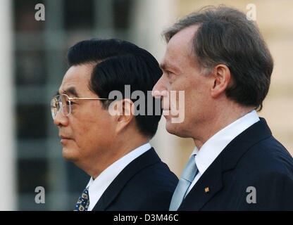 (dpa) - German President Horst Koehler (R) welcomes Chinese President Hu Jintao with military honours in front of Charlottenburg castle in Berlin, Germany, 10 November 2005. Altogether the two countries are expected to sign during Hu's three-day visit economic agreements totalling more than 1.4 billion euros. Photo: Jens Buettner Stock Photo