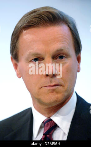 (dpa) - Herbert Walter, Chairman of German bank Dresdner Bank, photographed during a discussion panel of the European Banking Congress at the Old Opera in Frankfurt, Germany, 18 November 2005. Photo: Arne Dedert Stock Photo