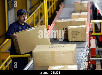 (dpa) - A member of staff of the parcel service General Logistics ...