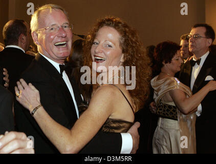 (dpa) - Former head of the Federation of German Industries (BDI) Hans-Olaf Henkel and his girlfriend Bettina Hannover dance at the Federal Press Ball in the Hotel Intercontinental in Berlin, Germany, Friday 25 November 2005. Circa 2,500 guests including celebrities of politics, economy and media came to the feast opened traditionally by the Federal President. The ball stood under t Stock Photo