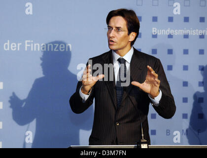 (dpa) - Austrian Finance Minister Karl-Heinz Grasser talks during a press conference at the German Finance Ministry in Berlin, Germany, 15 December 2005. He informed journalists about the results of his meeting with German Finance Minister Steinbrueck during the press conference. Subject of the talk was especially the attitude of both countries relating to the EU finances. Photo: S Stock Photo