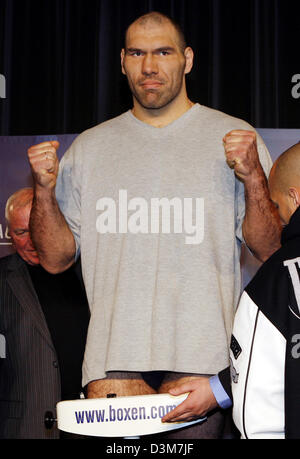 (dpa) -  Russian boxer Nikolai Valuev raise their fists as he stands on the scale during the public weighing in Berlin, Friday, 16 December 2005. Valuev is going to challenge US heavyweight boxing world champion John Ruiz in the WBA title bout in Berlin, Saturday, 17 December 2005. Photo: Bernd Settnik Stock Photo