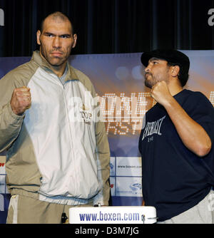 (dpa) - US heavyweight boxing world champion John Ruiz (R) and his challenger Russian boxer Nikolai Valuev raise their fists during a public presentation in Berlin, Friday, 16 December 2005. Ruiz is going to fight Valuev in the WBA title bout in Berlin, Saturday, 17 December 2005. Photo: Bernd Settnik Stock Photo
