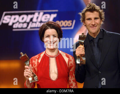 (dpa) - Biathlon athlete Uschi Disl (L) and combined Nordic skier Ronny Ackermann hold their awards as Germany's best female and male athletes for 2005 at the awards ceremony in Baden-Baden, Germany, 18 December 2005. Their selection was done through voting by 1,300 German sports journalists. Photo: Bernd Weissbrod Stock Photo