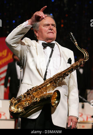 (dpa) - The grand old man of Jazz Max Greger is on stage with his saxophone during a jazz concert at the Friedrichsstadtpalast in Berlin, Germany, 9 January 2006. The legends of Swing music Greger, Paul Kuhn and Hugo Strasser will play together for the last time on their farewell tour through 15 cities. Photo: Soeren Stache Stock Photo