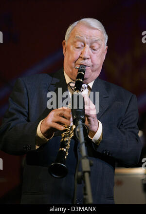 (dpa) - The grand old man of Jazz Hugo Strasser is on stage with his saxophone during a jazz concert at the friedrichsstadtpalast in Berlin, Germany, 9 January 2006. The legends of Swing music Greger, Paul Kuhn and Hugo Strasser will play together for the last time on their farewell tour through 15 cities. Photo: Soeren Stache Stock Photo