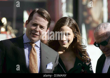 (dpa) - US actor Matthew Broderick and his wife, actress Sarah Jessica Parker, pictured in front of the Kodak Theatre, Los Angeles, USA, 9 January 2006. Matthew Broderick and his colleague Nathan Lane are honoured with a double star ceremony on the Hollywood Walk of Fame on 9 January 2006. Foto: Hubert Boesl Stock Photo