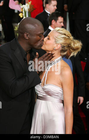 (dpa) - British singer Seal and his wife German topmodel Heidi Klum kiss at the 63rd Annual Golden Globe Awards at the Beverly Hilton Hotel in Los Angeles, USA, 16 January 2006. Photo: Hubert Boesl Stock Photo