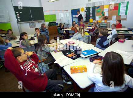 (FILE) Pupils of the third grade follow the explanations of their teacher during a so-called versatile purpose lesson in a primary school in Iserlohn, Germany, 11 October 2004. During the lesson the pupils have to solve the tasks given by the teacher with autonomous organisation of their time. Photo: Klaus Rose Stock Photo