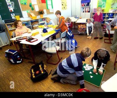 (FILE) Pupils of the third grade do exercises during a so-called versatile purpose lesson in a primary school in Iserlohn, Germany, 11 October 2004. During the lesson the pupils have to solve the tasks given by the teacher with autonomous organisation of their time. Photo: Klaus Rose Stock Photo