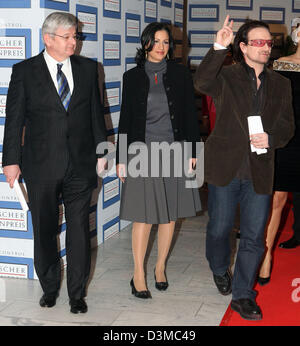 Former German Foreign Minister Joschka Fischer and his wife Minu Barati arrive for the award ceremony of the German Media Prize 2005 to Bono, the lead singer of the Irish rock band U2, at the convention in Baden-Baden, Germany, Tuesday, 24 January 2006. Fischer held the honourific speech in honour of Bono, the lead singer of the Irish rock band U2, who was awarded with the German M Stock Photo