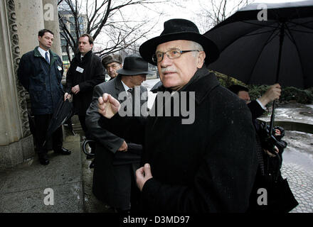 Czech President Vaclav Klaus (front) arrives for the act of state for the late German President and former Premier of North Rhine Westphalia Johannes Rau in the cathedral of Berlin, Germany, Tuesday 7 February 2006. The family and 1,500 invited guests took leave of Rau who passed away on 27 January. Photo: Marcus Brandt Stock Photo