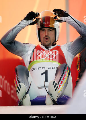 German triple gold medal winner Georg Hackl prepares his start at the first run in the luge track in Cesana Pariol, Italy, Saturday 11 February 2006. The  XX Winter Olympics in Turin are Hackls 6th Olympic Games. Photo: Michael Hanschke Stock Photo
