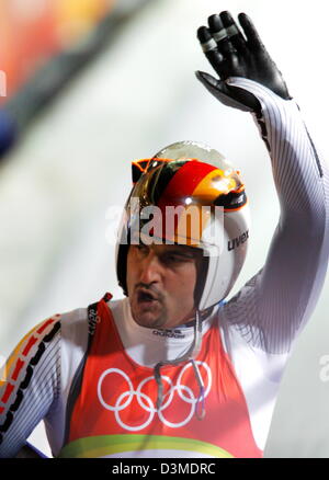 German triple gold medal winner Georg Hackl waves after his second run at the Olympic luge track in Cesana Pariol, Italy, Saturday 11 February 2006. Taking fifth place after two of four runs his sixth  Olympic medal lies still within reach. Italian gold favourite Armin Zoeggler clocked fastest time. Photo: Arne Dedert Stock Photo