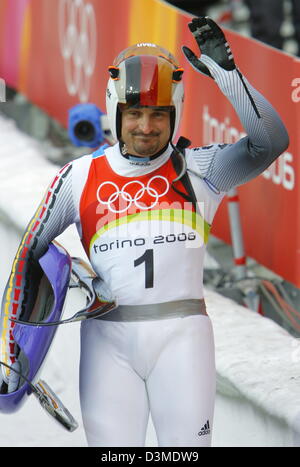 German triple gold medal winner Georg Hackl waves after his third run at the Olympic luge track in Cesana Pariol, Italy, Sunday 12 February 2006. Photo: Arne Dedert Stock Photo