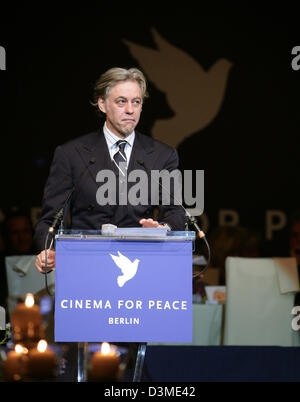 British musician Sir Bob Geldof speaks at the 'Cinema for Peace' event in the concert hall at the Gendarmenmarkt in Berlin, Germany, 13 Feburary 2006. The gala took place on the occasion of the 56th International Film Festival Berlinale. Photo: Jens Kalaene Stock Photo