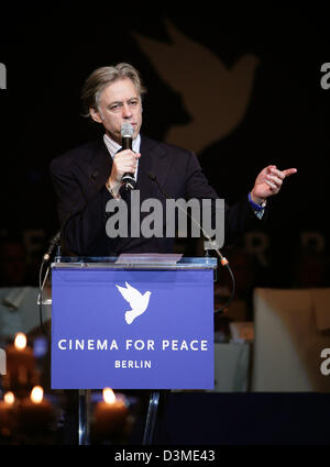 British musician Sir Bob Geldof speaks at the 'Cinema for Peace' event in the concert hall at the Gendarmenmarkt in Berlin, Germany, 13 Feburary 2006. The gala took place on the occasion of the 56th International Film Festival Berlinale. Photo: Jens Kalaene Stock Photo