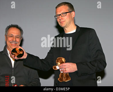 Swedish director Jonas Odell (R) proudly presents his 'Golden Bear' Award at the 56th International Film Festival while Berlinale chief Dieter Kosslick watches smiling in Berlin, Monday, 13 February 2006. Odell received the award for his animation film 'Aldrig som foersta gaengen!' (Never again like the first time!) in the category 'Best Short Film'. Photo: Jens Kalaene Stock Photo