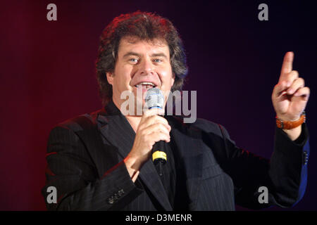 Austrian singer and entertainer Andy Borg talks during the German pop TV show 'Schlager-Starparade' in Oberhausen, Germany, 06 November 2005. Borg is going to host the folk and traditional music TV show 'Musikantenstadl' as successor of Karl Moik. According to reports of Austrian broadcasting in Vienna, Austria, Monday, 20 February 2006, Borg is to present the popular TV show in Se Stock Photo