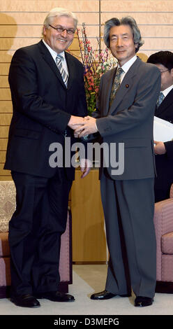 German Foreign Minister Frank-Walter Steinmeier shakes hands with Japanese Prime Minister Junichiro Koizumi in Tokyo, Japan, Tuesday 21 February 2006. After South Korea, Japan is the second station of Steinmeier's six-day Asia trip ending with a visit to Beijing, China. Photo: Tim Brakemeier Stock Photo