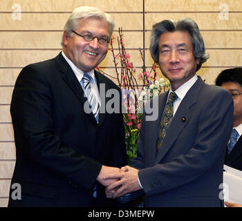 German Foreign Minister Frank-Walter Steinmeier (L) shakes hands with Japanese Prime Minister Junichiro Koizumi in Tokyo, Japan, Tuesday 21 February 2006. After South Korea, Japan is the second station of Steinmeier's six-day Asia trip ending with a visit to Beijing, China. Photo: Tim Brakemeier Stock Photo