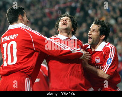 FC Bayern Munich's Michael Ballack (C) celebrates together with his teammates Roy Makaay (L) and Hasan Salihamidzic after he scored the 1-0 lead against AC Milan during the UEFA Champions League second round first leg tie at the Allianz Arena stadium in Munich, Germany,  Tuesday 21 February 2006. After Ballack opened the scoring it was a penalty by Shevchenko that salvaged a draw f Stock Photo