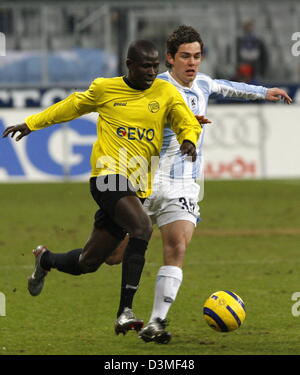 Kickers Offenbach's Mamadou Diabang (L) and TSV 1860 Munich's Marcel Schaefer fight for the ball during the 2nd Bundesliga match at the Allianz Arena stadium in Munich, Germany, Friday, 17 February 2006. Photo: Andreas Gebert Stock Photo