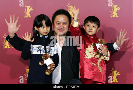 Chinese director Zhang Yuan (C) and his young actors Ning Yuanyuan (L) and Dong Bowen wave during a photo call at the 56th International Film Festival in Berlin, Germany, Wednesday 15 February 2006. His film 'Kan Shang Qu Hen Mei' ('Little Red Flowers') run in this year's competition. Photo: Jan Woitas Stock Photo