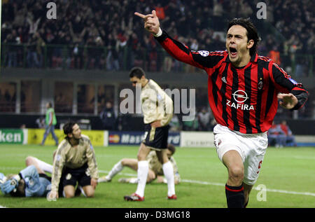 AC Milan's Filippo Inzaghi (R) celebrates his second goal against FC Bayern Munich during the UEFA Champions League round of last 16 clash at the Giuseppe-Meazza stadium in Milan, Italy, Wednesday, 08 March 2006. Deadlocked at 1-1 after the first leg, Inzaghi headed Milan ahead in the San Siro from Serginho's cross. Shevchenko missed a penalty but made up for it two minutes later b Stock Photo