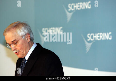 Hubertus Erlen, the CEO of Schering AG, talks to journalists at the company's headquarters in Berlin, Tuesday 14 March 2006. Schering's supervisory  board rejected the take over bid by its competitor Merck. The supervisory board agrees with the stand of the board of managing directors and opinions that the take over bid by Merck does not correspond with the value of Schering said E Stock Photo