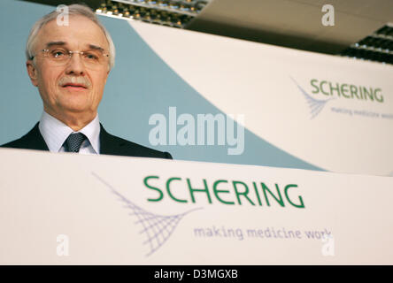 Hubertus Erlen, the CEO of Schering AG, talks to journalists at the company's headquarters in Berlin, Tuesday 14 March 2006. Schering's supervisory  board rejected the take over bid by its competitor Merck. The supervisory board agrees with the stand of the board of managing directors and opinions that the take over bid by Merck does not correspond with the value of Schering said E Stock Photo