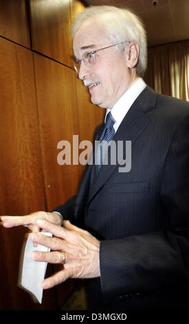 Hubertus Erlen, the CEO of Schering AG leaves the room after he made a statement at the company's headquarters in Berlin, Tuesday 14 March 2006. Schering's supervisory  board rejected the take over bid by its competitor Merck. The supervisory board agrees with the stand of the board of managing directors and opinions that the take over bid by Merck does not correspond with the valu Stock Photo