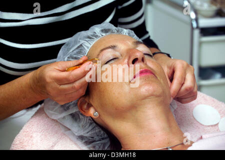 A beautician treats a customer in her beauty parlour in Iserlohn, Germany, Thursday, 10 February 2005. Photo: Klaus Rose Stock Photo