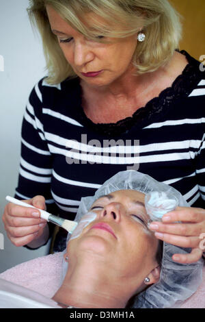 A beautician treats a customer in her beauty parlour in Iserlohn, Germany, Thursday, 10 February 2005. Photo: Klaus Rose Stock Photo