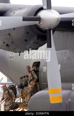 Troopers of the air transport division of the German Luftwaffe  step out of a transall airplane shortly after arrival at the airbase in Penzing, Germany, Friday, 24 March 2006. 58 German specialists of the Luftwaffe and medical service staff returned to Germany after concluding a two-week deployment to support the African Union Mission in Sudan. Photo: Karl-Josef Hildenbrand Stock Photo