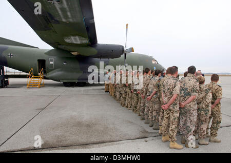 Troops of the air transport division of the German Luftwaffe stand in file after arriving at the airbase in Penzing, Germany, Friday, 24 March 2006. 58 German specialists of the Luftwaffe and medical service staff returned to Germany after concluding a two-week deployment to support the African Union Mission in Sudan. Photo: Karl-Josef Hildenbrand Stock Photo