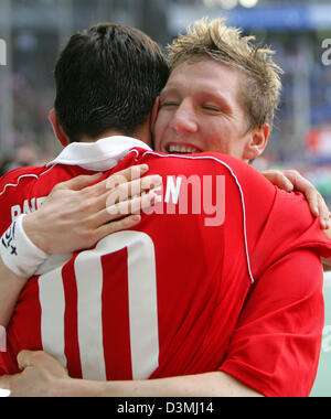 Munich's Bastian Schweinsteiger (R) embracing his teammate and goalscorer Roy Makaay who scored the 1-2 goal in the Bundesliga soccer match between MSV Duisburg and FC Bayern Munich at the MSV-Arena in Duisburg, Germany, Saturday, 25 March 2006. Munich won the match 3-1. Photo: Rolf Vennenbernd