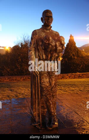 statue-of-famous-antarctic-explorer-tom-crean-at-annascaul-in-county