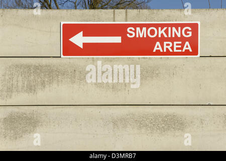 Smoking Area arrow sign on a wall Stock Photo