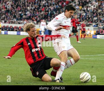 Stuttgart's Mario Gomez (R) and  Leverkusen's Fredrik Stenman  fight for the ball in the Bundesliga soccer  match between VfB Stuttgart and Bayer Leverkusen at the Gottlieb-Daimler Stadion in Stuttgart, Germany, Saturday, 25 March 2006.  Leverkusen won the match 2-0. Photo: Bernd Weissbrod Stock Photo