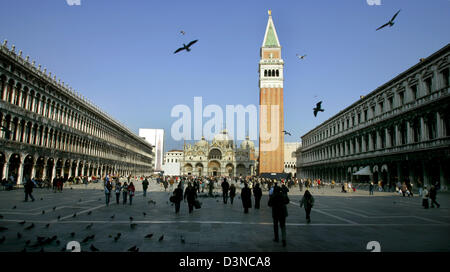 (dpa file) - Tourists and pigeons crowd the Piazza San Marco (Marcus Square) in front of the towering Campanile and the Basilica San Marco in Venice, Italy, 17 March 2006. Since 1987 the city and the lagune are listed as UNESCO world heritage. Photo: Matthias Schrader Stock Photo