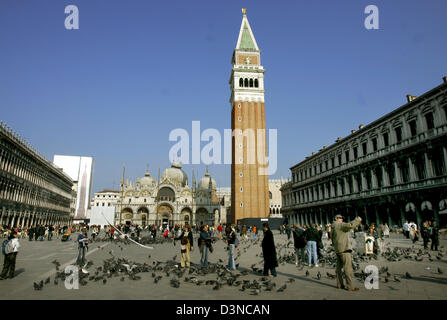 (dpa file) - Tourists and pigeons crowd the Piazza San Marco (Marcus Square) in front of the towering Campanile and the Basilica San Marco in Venice, Italy, 17 March 2006. Since 1987 the city and the lagune are listed as UNESCO world heritage. Photo: Matthias Schrader Stock Photo