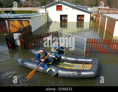 Staff of the Federal Agency for Technical Relief (THW) pass a flooded house in Rosslau, Germany, Tuesday, 4 April 2006. Federal State Saxony-Anhalt prepares for the flood expected expected to arrive by end of the week. Photo: Jens WolfÁ Stock Photo