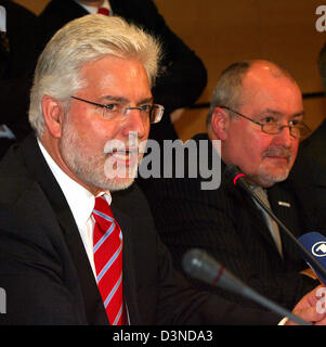 Gerhard Widder (R), chief negotiator of the public services employers and Alfred Wohlfart (L), chief negotiator of the service sector union ver.di, give a press conference in Stuttgart, Germany, Wednesday, 05 April 2006. After a tenacious struggle and strikes, the negotiating parties came to an agreement concerning wage tariffs for local public services in the federal state of Bade Stock Photo