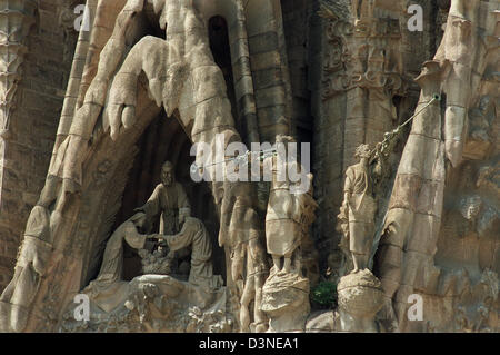 (dpa - files) The photo shows a construction detail on the eastern side of the church La Sagrada Familia in Barcelona, Spain, 18th June 2002. It is Antoni Gaudi's most famous building and Barcelona's most well known landmark. Gaudi was in charge of the church's construction from 1883 until 1926, when he died in an accident. The construction has not yet been completed. Photo: Thorst Stock Photo