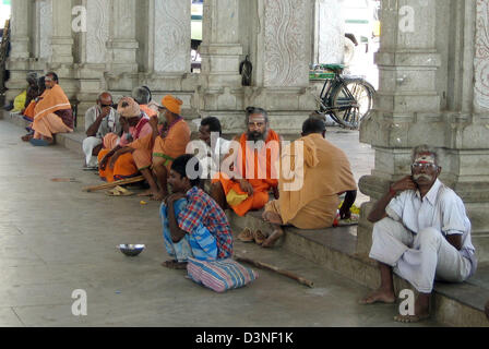 Pilgrims and Sadhus sit in the column hall in front of the temple facility Arunachalesvara at the bottom of the holy mountain Arunachala in Tiruvannamalai, located in the federal state of Tamil Nadu, India, 02 March 2006. Photo: Beate Schleep Stock Photo